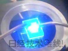   發(fā)光試驗中的LED元件?；宄叽纾?cm見方，元件尺寸：0.3mm見方，注入電流：約200mA，中心波長：450nm 
