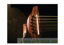  安裝到Fender Stratacoustic吉它上的加速度計。