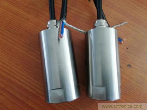 振動(dòng)傳感器的機(jī)電變換原理？主要的分類有哪些？